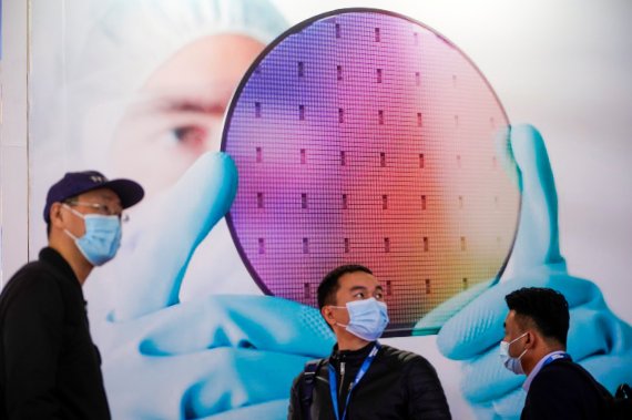 People visit a display of semiconductor device at Semicon China, a trade fair for semiconductor technology, in Shanghai, China March 17, 2021. REUTERS/Aly Song /REUTERS/뉴스1 /사진=뉴스1 외신화상