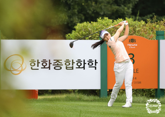 이다연이 29일 열린 KLPGA 투어 한화클래식에서 우승을 차지하며 개인 통산 6승째를 올렸다. 3번 홀에서 티샷을 시도하는 이다연. [사진=  한국여자프로골프협회(KLPGA)]