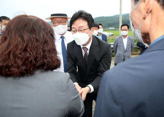 국민의힘 대선 주자인 유승민 전 의원이 29일 오후 경북 의성군 대구·경북통합신공항 부지를 찾아 관계자들과 인사하고 있다. 연합뉴스