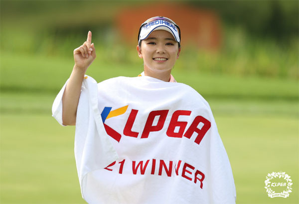 29일 강원도 춘천시 제이드팰리스GC에서 막을 내린 KLPGA 투어 시즌 세 번째 메이저 대회 한화클래식에서 우승을 차지한 이다연이 `시즌 1승`을 의미하는 포즈를 취하며 세리머니를 하고 있다.  [사진 제공 = KLPGA]