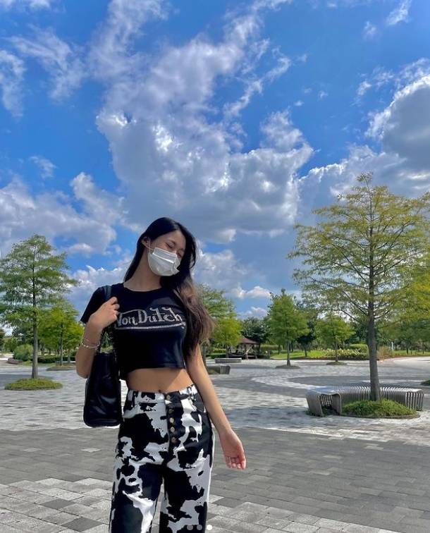29일 설현은 자신의 인스타그램에 “하늘이랑 바지랑 셋트”라는 글과 함께 사진을 게재했다./사진제공=설현 공식 인스타그램 갈무리