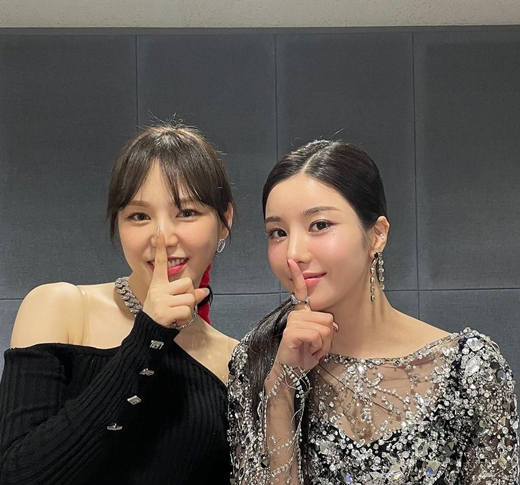 Singer Kwon Eun-bi from the group Izone showed off his friendship with Red Velvet member Wendy.On the 29th, Kwon Eun-bi posted several photos on his instagram with the article With Wendy Angel.In the public photos, Wendy and Kwon Eun-bi, who took pictures of the music broadcast waiting, were included.The pair are staring into the camera, sporting their idol Beautiful looks.On the SBS popular song broadcast on the same day, Wendy appeared as Red Velvet Queendom and Kwon Eun-bi as Solos debut song Door.The netizens who saw this responded such as It is so beautiful and This combination is great.Meanwhile, Kwon Eun-bi has been active in releasing his first mini album OPEN and the title song Door on the 24th.Door is an electro swing genre song that adds funky yet jazzy elements to the main brass musical instrument. It uses Moon, an object that meets a new space, and it shows me that we have not seen in our secret space until now.