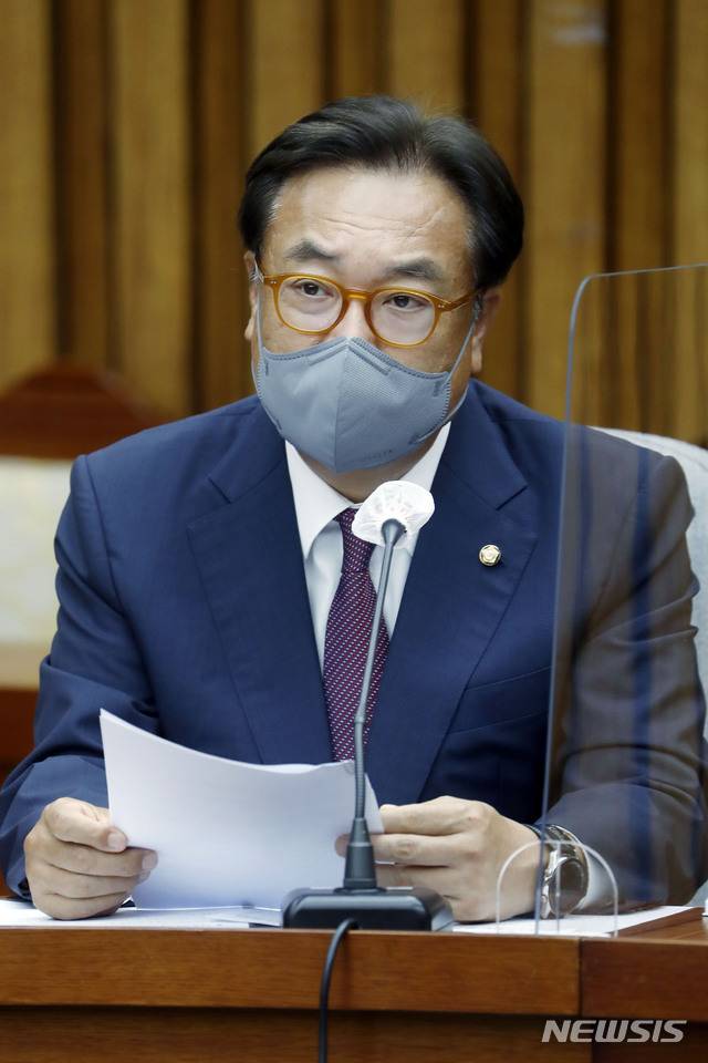 [서울=뉴시스] 최동준 기자 = 18일 서울 여의도 국회에서 열린 국민의힘 '군 성범죄 진상규명 및 재발방지 특위' 회의에서 정진석 위원장이 발언하고 있다. 2021.08.18. photocdj@newsis.com