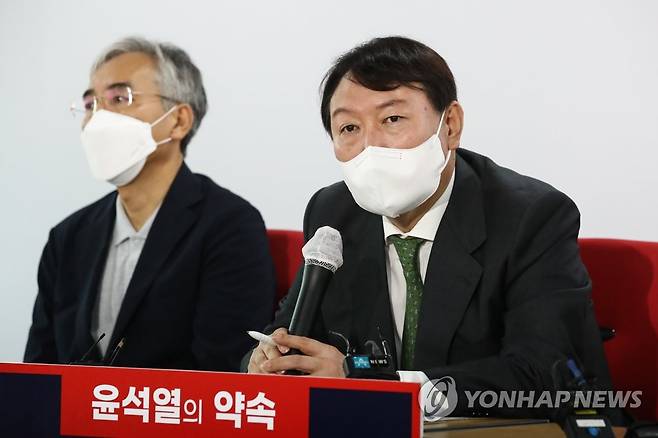 부동산 공약 설명하는 윤석열 (서울=연합뉴스) 진성철 기자 = 국민의힘 대권주자인 윤석열 전 검찰총장이 29일 서울 여의도 중앙당사에서 부동산 정책 공약을 발표한 뒤 취재진의 질문에 답하고 있다.  2021.8.29 zjin@yna.co.kr