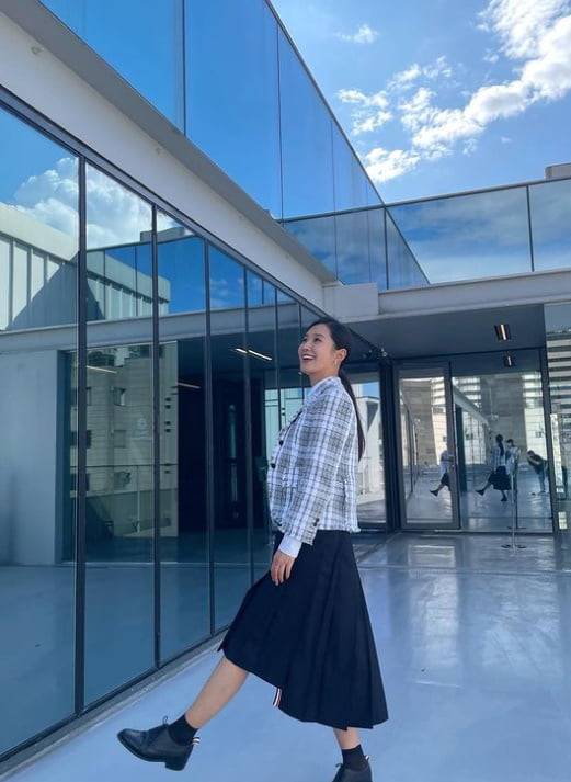 Girls Generation Kwon Yuri left a certification shot on TVN You Quiz on the Block.On the afternoon of the 30th, Uni posted several photos on his instagram with an article entitled The sky is beautiful and the sausage comes out on the block.In the photo, Kwon Yuri is staring at the camera with a bright expression in a costume with a full autumn atmosphere.Kwon Yuri also encouraged the city hall with a hashtag called # Meet this Wednesday.Kwon Yuri appeared on SBS Ugly Our Little as a special MC on the 29th.
