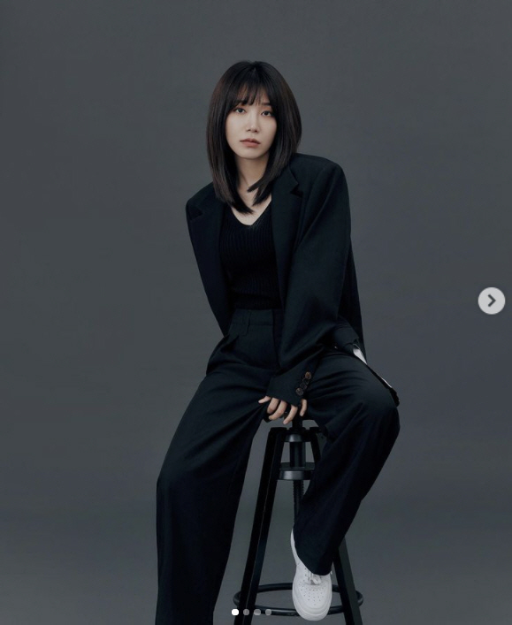 Group Apink Jung Eun-ji has released his first Profile photo.Jung Eun-ji posted several photos on his SNS on the 30th, saying first profile # my background.The photo shows Jung Eun-ji wearing a clean black suit and showing his charm with various facial expressions and poses.On the other hand, Jung Eun-ji debuted in 2011 with Apink and is currently working as a DJ for KBS Cool FM Jung Eun-jis song plaza.