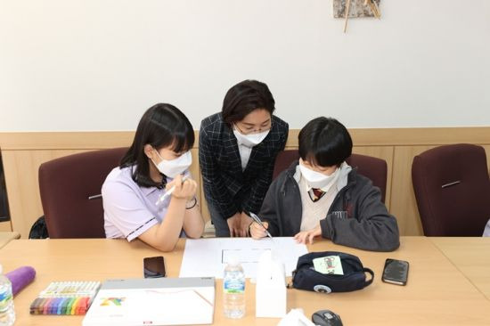 공감학교 디자인 회의에서 (가운데)김미경 은평구청장과 (좌우)학생들