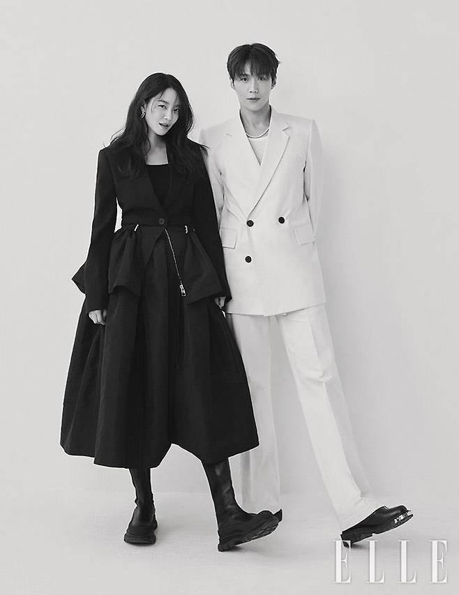 신민아가 입은 블랙 재킷과 스커트, 슈즈는 모두 Alexander McQueen. 이어링은 Dior. 김선호가 입은 화이트 실크 더블 수트 세트업은 Wooyoungmi. 화이트 니트 슬리브리스 톱은 Boss Men. 블랙 레이스업 슈즈는 Celine Homme. 진주 목걸이는 Vintage Hollywood.