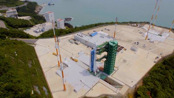 오는 10월 첫 발사를 앞둔 한국형발사체(KSLV-2) 누리호가 전남 고흥 나로우주센터 발사장에 위용을 드러냈다. [사진 한국항공우주연구원]