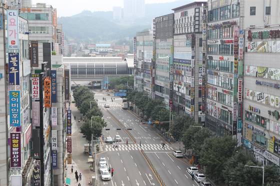 경기도 동두천시의 일부 지역이 조정대상지역으로 묶인다. 국토교통부는 지난 27일 주거정책심의위원회를 열어 송내동과 지행동, 생연동, 보산동, 동두천동, 상패동 등을 조정대상지역으로 지정했으며, 이는 30일부터 적용된다.연합뉴스