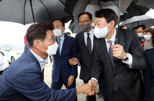 국민의힘 대권주자 윤석열 전 검찰총장이 30일 세종시 국회세종의사당 예정부지에서 지지자들과 악수하고 있다. 뉴시스