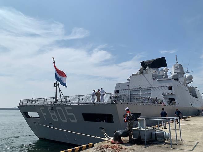 영국 항모전단 일원으로 30일 방한한 네덜란드 호위함 에버트센호. [사진=네덜란드 대사관]