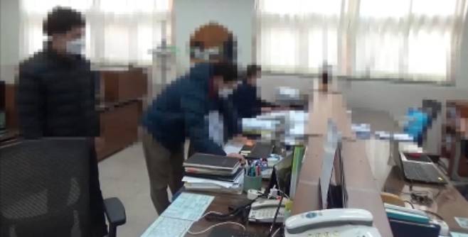 채용비리 의혹을 수사하던 경기남부경찰청이 지난해 경기도 평택 소재 A사학재단을 압수수색하는 모습. 경기남부경찰청 제공