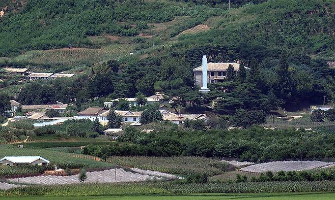 지난 19일 경기 파주시 오두산통일전망대에서 임진강 너머로 황해북도 개풍군 김일성사적관이 보이고 있다. 파주=하상윤 기자