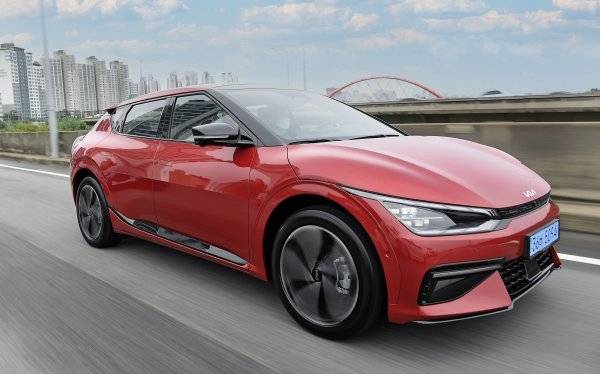 기아 EV6는 크로스오버 스타일의 혁신적인 실내외 디자인으로 전기차의 새로운 미래를 보여준다. 제로백 5.2초의 고성능과 1회 충전 주행 가능거리 403km의 넉넉한 주행 거리를 동시에 구현해 매력을 더했다. 사진제공|기아