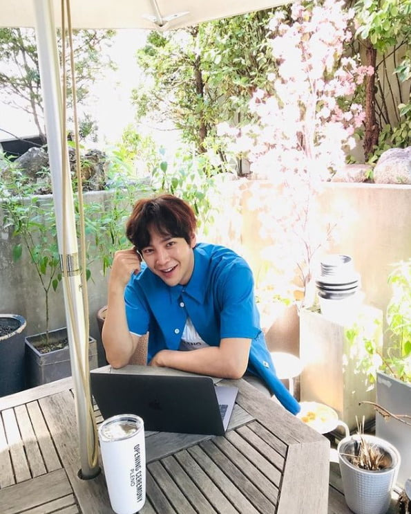 Actor Jang Keun-suk has delivered his daily routine.Jang Keun-suk posted a picture on his instagram on the 30th without any comment.Jang Keun-suk, who completed the fashion with a blue shirt in the public photo, is laughing while looking at the camera with a laptop on the cafe table.Meanwhile, Jang Keun-suk is considering appearing in the new drama What happened to the power diary.Photo: Jang Keun-suk SNS