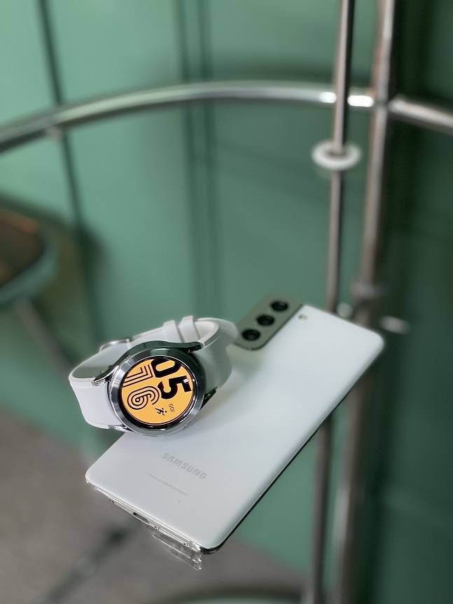 갤럭시워치4 클래식과 갤럭시S21. /사진=백유진 기자 byj@