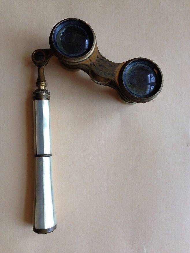 오페라글라스. 1층 VIP석을 예매해도 10~15열 뒤에 앉으면 배우 얼굴이 잘 안 보인다. 그래서 오페라글라스를 사용한다.