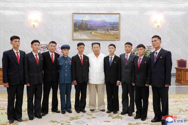 김정은 북한 국무위원장이 지난 30일 사회주의건설의 어렵고 힘든 부문에 탄원진출하여 인생의 새 출발을 한 청년들을 만나 그들의 밝은 앞날을 축복해줬다고 조선중앙통신이 31일 보도했다. 연합뉴스