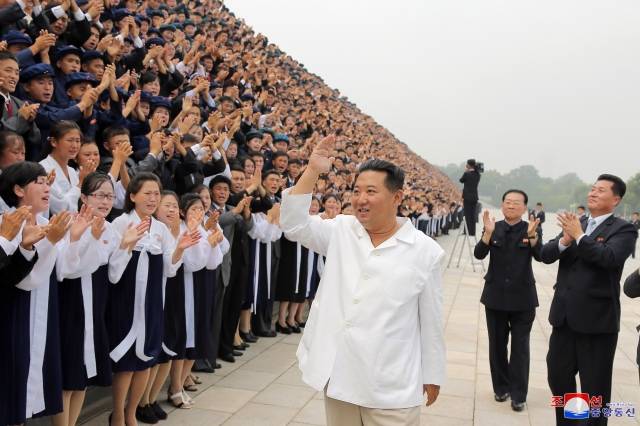 김정은 북한 국무위원장이 청년절 경축행사 참가자들과 기념사진을 촬영했다고 조선중앙통신이 31일 보도했다. 기념사진 촬영에는 조용원 노동당 조직비서와 리일환 당 비서, 리두성 당 부장, 문철 사회주의애국청년동맹 중앙위원장도 참가했다. 연합뉴스