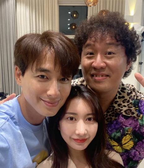 Singer and actor Lee Ji-hoon expressed gratitude and sorry for the loyalty of Jeong Jun-ha, a broadcaster who appeared in Same Bed, Different Dreams 2: You Are My Dest.Lee Ji-hoon posted a picture on the SNS on the 31st, saying, It is # Haitai.The photo shows Lee Ji-hoon with his Japanese wife Sei Ashina with Jeong Jun-ha.On the 30th SBS entertainment program Sangsangmong Season 2-You Are My Dest in My Destiny (Abbreviated Same Bed, Different Dreams 2: You Are My Dest), Lee Ji-hoon and Sei Ashina met Jeong Jun-ha.Especially, Jin-ha has been showing off his cooking skills by making curry for Lee Ji-hoon and Sei Ashina even during his busy work as a singer Min-ji.Lee Ji-hoon expressed his gratitude directly through SNS after broadcasting.Lee Ji-hoon said, My entertainer Juna (Junha-hyung) who came to the month after leaving the ten days aside, he said. I am sorry to have only the worlds right-wing (laughing person) cooked.He also supported Jeong Jun-ha, who is working as Min-ji, by adding a hashtag, #Min-ji # Assylum # Dongsangmong.Lee Ji-hoon is a singer who made his debut in 1996 with Why the Sky and is currently active as an actor across musical and broadcasting.He recently announced his marriage to his Japanese wife, Sei Ashina, who is 14 years younger.The pair completed their marriage filing ahead of the Sept ceremony and are now revealing their honeymoon routine by appearing on Same Bed, Different Dreams 2: You Are My Dest.Lee Ji-hoon SNS.