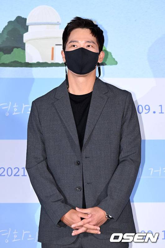 [OSEN=조은정 기자] 31일 오후 서울 광진구 롯데시네마 건대입구에서 영화 '영화의 거리(감독 김민근)' 언론배급 시사회 및 무대인사 행사가 열렸다.  현실 공감 로맨스로 관객들에게 유쾌한 웃음을 선사할 한선화, 이완 주연의 fall in 럽케이션 밀당 로맨스 ‘영화의 거리’는 오는 9월 16일 개봉한다  배우 이완이 무대인사에 참석하고 있다. 2021.08.31 /cej@osen.co.kr