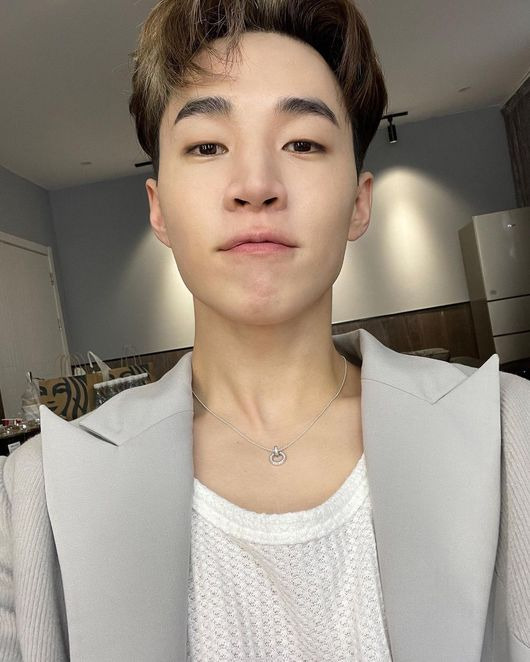 Singer Henry Lau boasted the side of the end of the beautiful look during the show.On the afternoon of the 31st, Henry Lau posted several selfie chapters on his personal SNS, saying, What r u all up to?! Selfie time!Henry Lau in the photo is modifying makeup in a waiting room at a filming site.Henry Lau was delighted to global fans, boasting about his visuals for the incredible age of 33.Also Henry Lau winked at the camera or sniped at the woman with an innocent smile while clasping his mouth.Meanwhile, Henry Lau is currently appearing on MBC I live alone.Henry Lau SNS