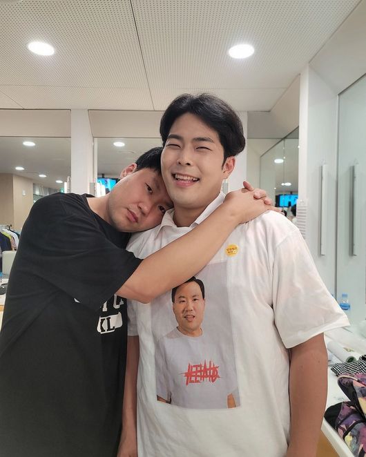 Comedian Kim Hae-joon boasted Kim Yong-transparent and extraordinary Bromance.On the afternoon of the 31st, Kim Hae-joon posted a self-portrait with Kim Yong-transparent on his personal SNS, saying, I was so pretty that I laughed because I was wearing a very pretty tee # Kim Yong-transparent # Kim Yong-transparent.Kim Hae-joon in the photo is wearing a T-shirt with Kim Yong-transparent face and making a cute eyeball.Kim Yong-transparent put his arm around Kim Hae-joons shoulder and leaned his face to create a warm atmosphere.The fans envied Kim Hae-joon and Kim Yong-transparents chemistry by leaving comments such as Kim Yong-transparent is a trick to date, Hae Jun Lee Pretty, Cutty, So Pretty Tea and It suits you well.Meanwhile, Kim Hae-joon is enjoying great popularity as a buffet Cafe President The Best Standard.Kim Hae-joon SNS