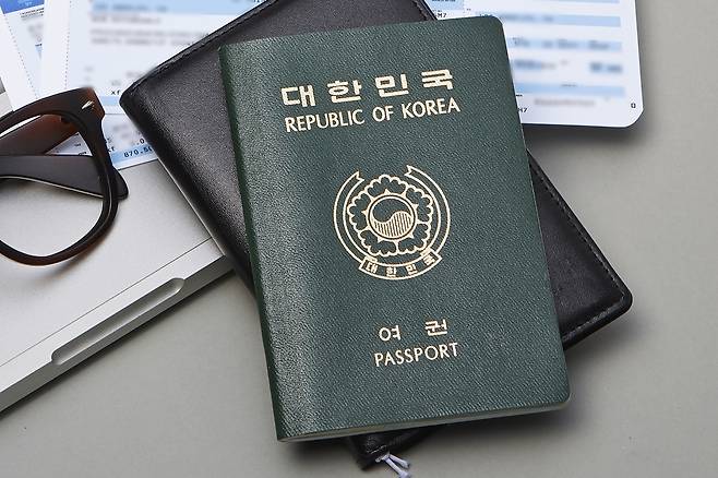 세계 3위 신뢰도의 대한민국 여권. 서울신문 DB - 국제교류 전문업체 헨리앤드파트너스가 발표한 ‘여권지수’에서 한국은 189점으로 독일과 함께 공동 3위로 집계됐다. 대한민국 여권소지자는 세계 189개국을 무비자로 방문할 수 있다.