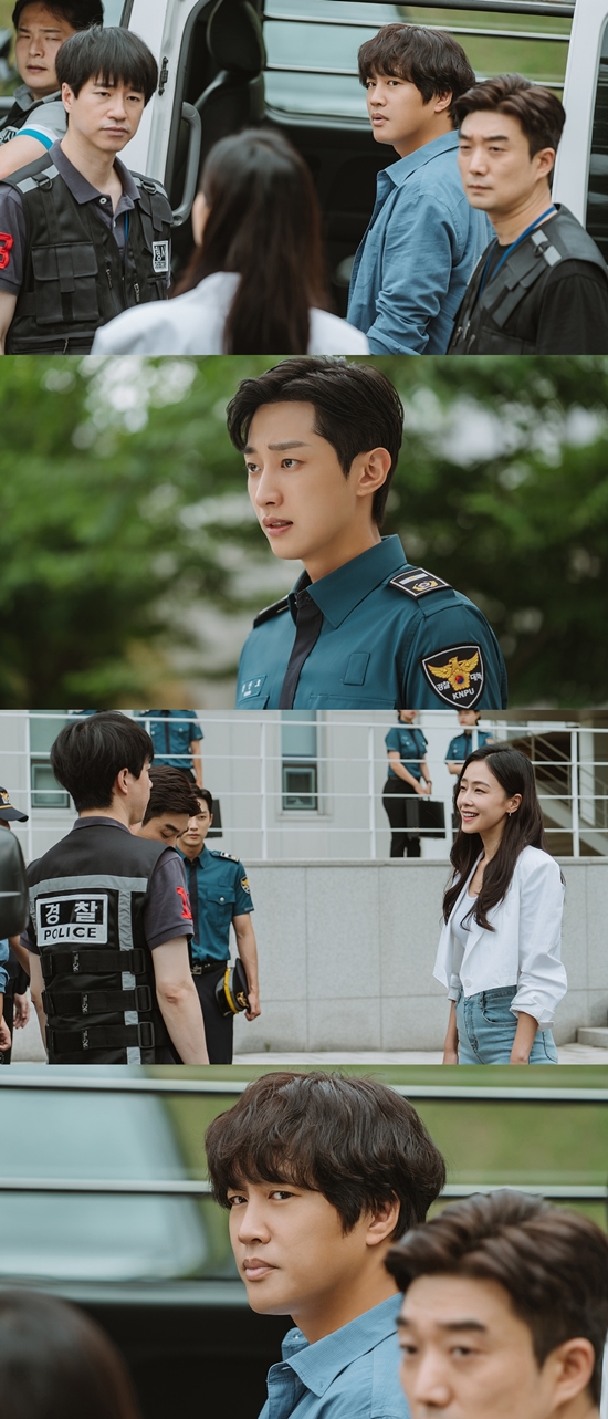 In the 8th KBS 2TV Mon-Tue drama Police Class broadcast on the 31st, the shadow of the question begins to slowly tighten the flow bay (Cha Tae-hyun) and Kang Sun-ho (Jinyoung).Earlier, Yoo Dong-man joined forces with Kang Sun-ho to find the behind-the-scenes forces of illegal gambling groups at the police university.Since then, the two men have caught the suspicious movement of the person presumed to be the criminal during the Cheongam Games, but the owner of the fingerprints left on the scene was revealed to be Yoo Dong-mans best Susa partner Park Chul-jin (Song Jin-woo), and he had a big reversal story.Yoo Dong-man, who is in a state of mens bounty due to an amazing fact, is caught up in an unexpected event and is subject to another shock.On the 31st, Steel was caught in a solid look on the police car.Kang Sun-ho is looking at the scene with a nervous face, suggesting that the two men have met an unusual Danger.Another photo showed Choi Hee-soo (Hong Soo-hyun), who is smiling alone in a heavy air current.She is also unwavering in the cluttered person Danger, and she raises her curiosity by saying that she is embarrassed by everyone in the scene with a word she throws out.I am looking forward to what happened to the police university and whether Yoo Dong-man and Kang Sun-ho will be able to defeat the evil forces in the police force.The production team of the police class said, Todays broadcast will be in a Danger that can not be separated.Watch what will be the endangerment of the two men and what will be the future of the two men in the corner.KBS 2TV Mon-Tue drama Police Class will be broadcast 8 times at 9:30 pm on the 31st and can be seen on the online video service platform wave.Photo = Logos Film