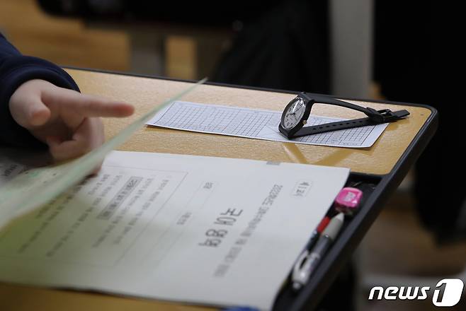 1일 오전 서울 영등포구 여의도여자고등학교에서 고3 수험생들이 9월 모의평가를 치르고 있다. 이번 모의평가는 전국 2138개 고등학교와 431개 지정학원에서 동시에 실시된다. 2021.9.1/뉴스1 © News1 민경석 기자