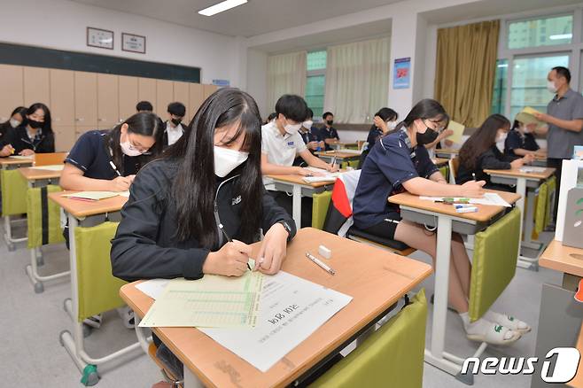2022학년도 대학수학능력시험 9월 모의평가가 실시된 1일 경북 포항시 남구 영일고등학교 수험생들이 답안지를 작성하고 있다. 수능을 앞두고 마지막으로 치러지는 이번 모의평가는 한국교육과정평가원 주관으로 전국 2138개 고등학교와 431개 지정학원에서 동시에 실시된다. 2021.9.1/뉴스1 © News1 최창호 기자
