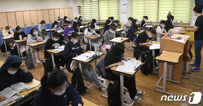 1일 오전 서울 영등포구 여의도여자고등학교에서 고3 수험생들이 9월 모의평가 실시를 앞두고 시험준비를 하고 있다. 이번 모의평가는 전국 2138개 고등학교와 431개 지정학원에서 동시에 실시된다. 2021.9.1/뉴스1 © News1 민경석 기자