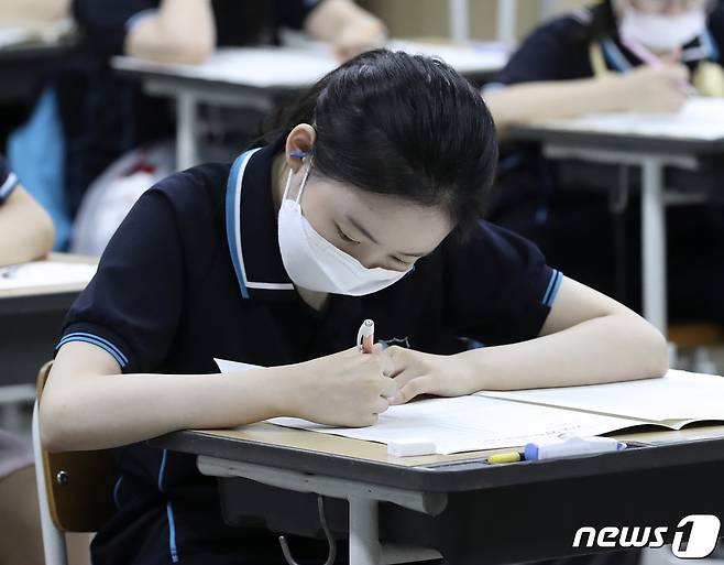 2022학년도 대학수학능력시험 9월 모의평가가 치러진 1일 오전 울산 남구 삼일여자고등학교 3학년 교실에서 수험생들이 문제를 풀고 있다. 2021.9.1/뉴스1 © News1 윤일지 기자