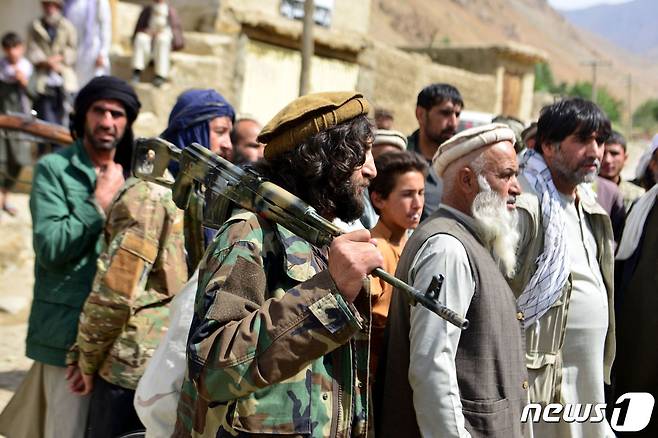 31일(현지시간) 탈레반이 점령한 아프가니스탄의 판지시르에 반 탈레반 저항군이 모여 있다. © AFP=뉴스1 © News1 우동명 기자