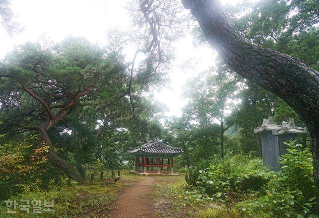 옥화대의 작은 정자 세심정. 주변에 추월정, 만경정 등의 정자가 함께 있다.
