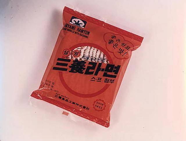 우리나라에서 가장 처음 출시된 라면인 삼양라면에는 분말수프 하나만 들어가 있었다. 한국일보 자료사진