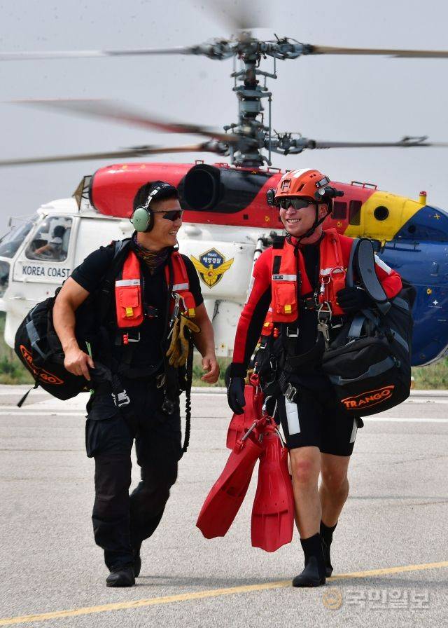 지난달 12일 주간 순찰을 나간 항공 구조대원들이 영종도 해경 중부청으로 복귀하며 대화를 나누고 있다.