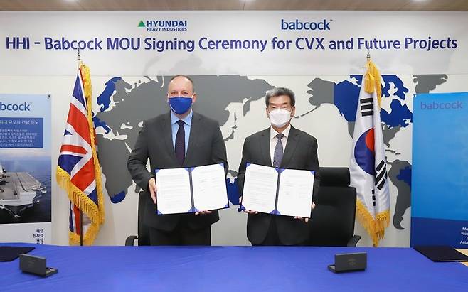 [서울=뉴시스] 현대중공업은 글로벌 방산기업 밥콕사(社)와 한국형 경항공모함 건조를 위한 파트너십을 체결했다. (사진 왼쪽부터 밥콕 존 하위 그룹총괄CEO, 한국조선해양 가삼현 사장) (사진=현대중공업 제공) *재판매 및 DB 금지