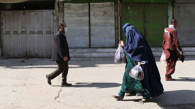 부르카를 입은 아프가니스탄 여성들