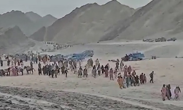탈레반 장악으로 하늘길이 막힌 카불 공항 대신 육로를 택한 피난민은 필사적으로 주변국을 향하고 있다. 지난달 30일에도 아프가니스탄 님루즈 사막을 통과해 이란 시스탄오발루체스탄에 진입한 피난민 수백 명이 포착됐다.