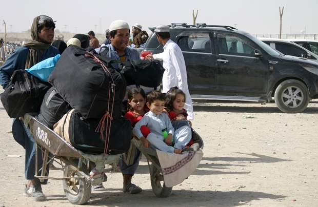 지난달 27일 아프가니스탄을 탈출한 피난민이 파키스탄 국경도시 차만에 속속 도착하고 있다./로이터 연합뉴스