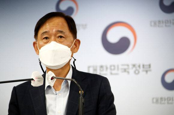 ‘고용보험기금 재정건전화 방안’ 브리핑하는 박화진 차관 - 박화진 고용노동부 차관이 1일 정부서울청사 브리핑실에서 고용보험위원회에서 의결한 ‘고용보험기금 재정건전화 방안’을 브리핑하고 있다. 2021.9.1 연합뉴스