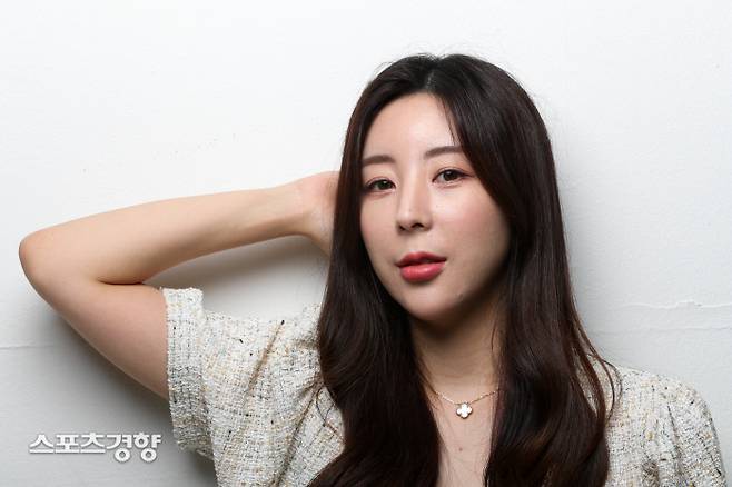 울릉도 출신 걸그룹 가수 은유리가 10일 스포츠경향과 인터뷰에 앞서 포즈를 취하고 있다. 사진|정지윤 선임기자