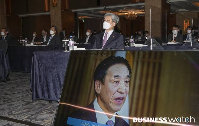 고승범 금융위원장이 2일 서울 중구 롯데호텔에서 열린 신한금융지주 창립 20주년 ‘세계경제연구원-신한금융그룹 국제컨퍼런스’에서 이주열 한국은행 총재의 축사 영상을 보고 있다./사진=이명근 기자 qwe123@