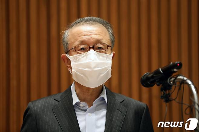 홍원식 남양유업 회장이 지난 5월 서울 강남구 남양유업 본사에서 '불가리스 사태'와 관련 대국민 사과 기자회견을 하고 있다. 2021.5.4/뉴스1 © News1 이승배 기자