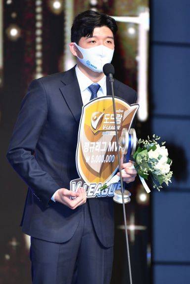대한항공 정지석이 지난 4월19일 용산 그랜드 서울 하얏트 호텔에서 열린 도드람 2020-2021 V-리그 정규리그 시상식에서 MVP를 수상한 뒤 소감을 말하고 있다. 사진=KOVO·연합뉴스.