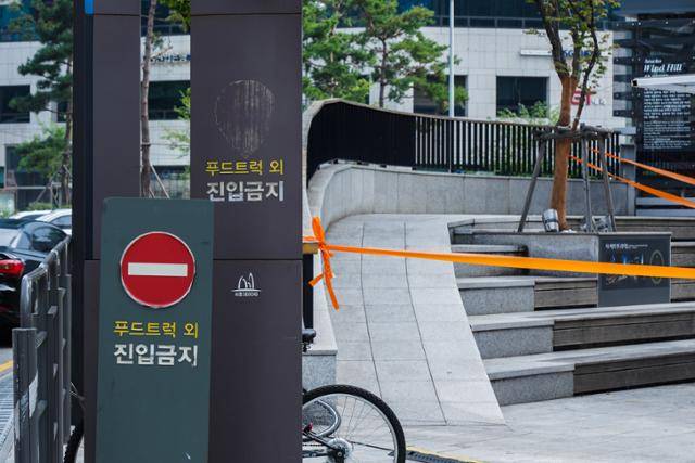 지난달 26일, 서울 강남구 역삼동 서리풀 푸드트럭존에 출입금지 테이프가 둘러쳐져 있다. 현재 이 자리엔 서초구 임시선별검사소가 설치되어 있다.