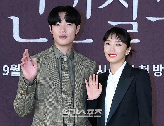 Actor Ryu Jun-yeol and Jeon Do-yeon attended the JTBC 10th anniversary special project No Longer Human production presentation on the afternoon of the afternoon and have photo time.No Longer Human (director Huh Jin-ho) is the story of ordinary people who have been doing their best toward the light, realizing that they have not been anything at the center of their lives.Jeon Do-yeon, Ryu Jun-yeol, densely solves the narrative of healing and empathy drawn by two men and women facing in front of intense darkness.
