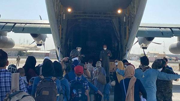 공군 수송기에 오르는 아프간 협력자들 [외교부 제공]